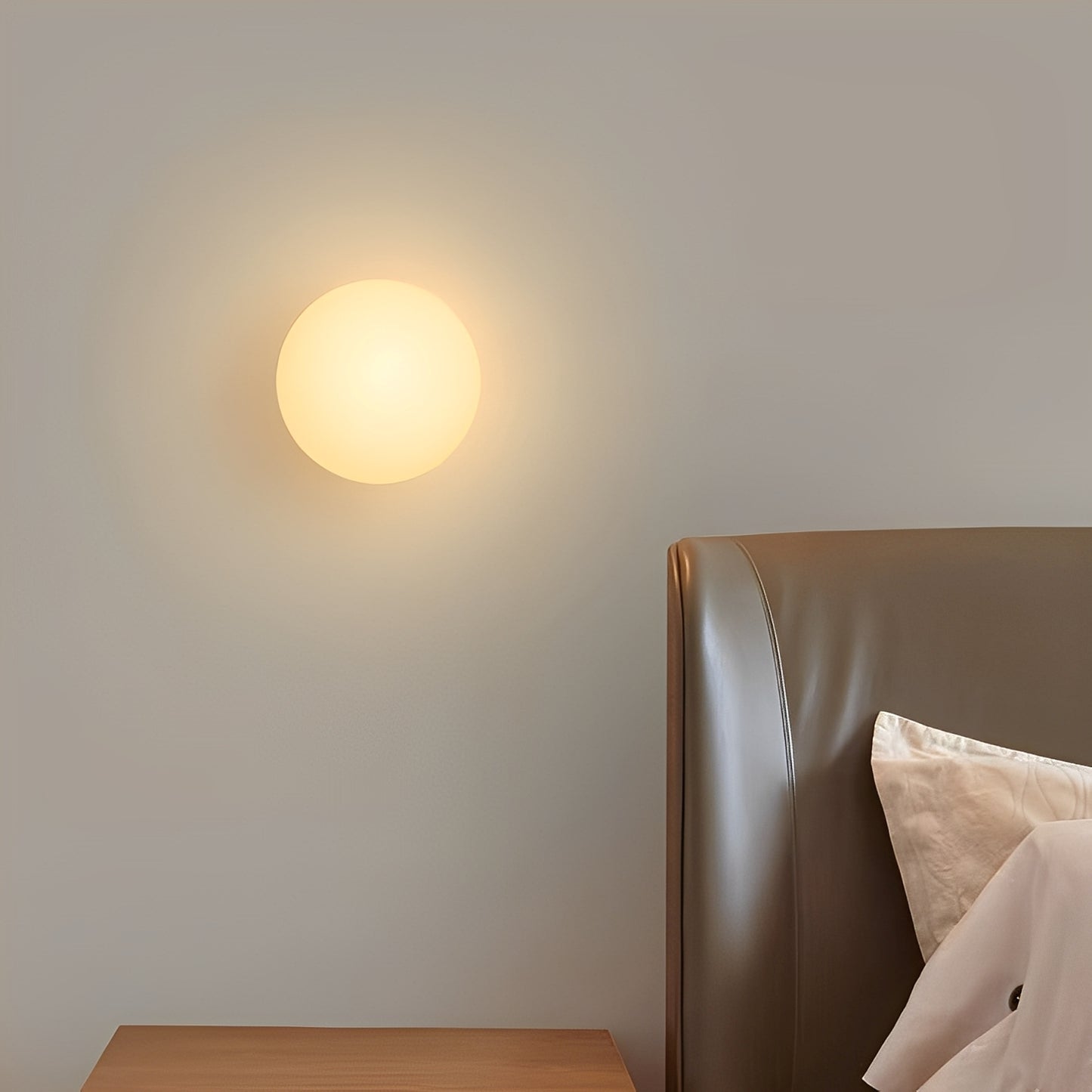 Mira – Minimalistische Glaskugel-Wandlampe