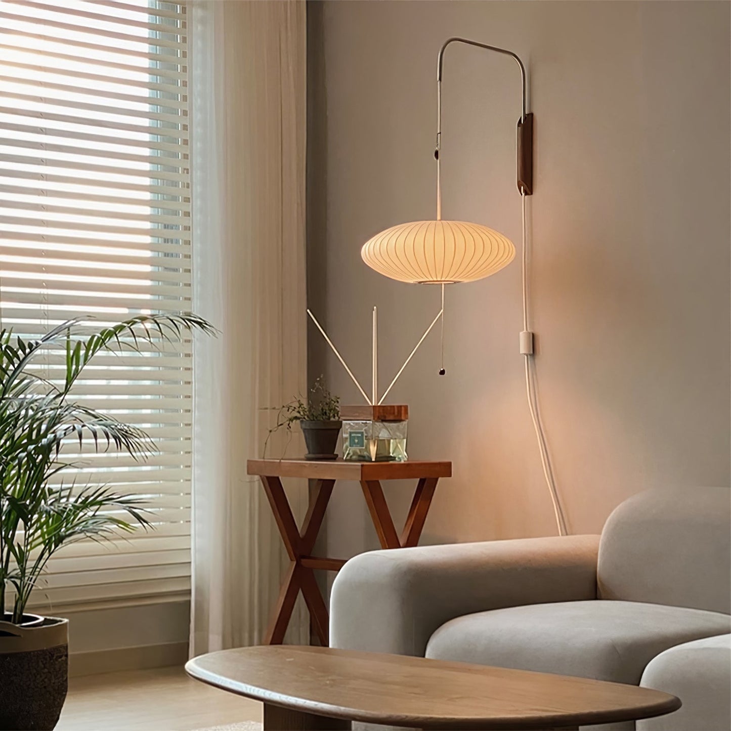 Isolde – Kreative Wandleuchte in Seidenoptik