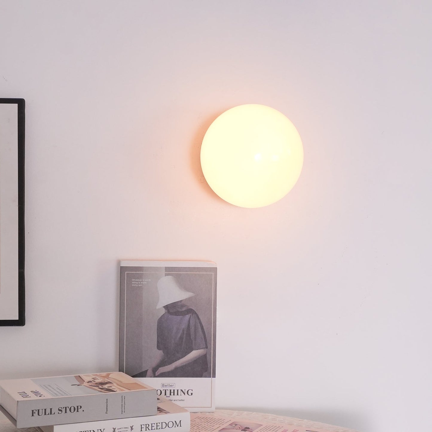 Lunaria – Wandleuchte mit rosafarbenem Glasdiffusor im modernen Design