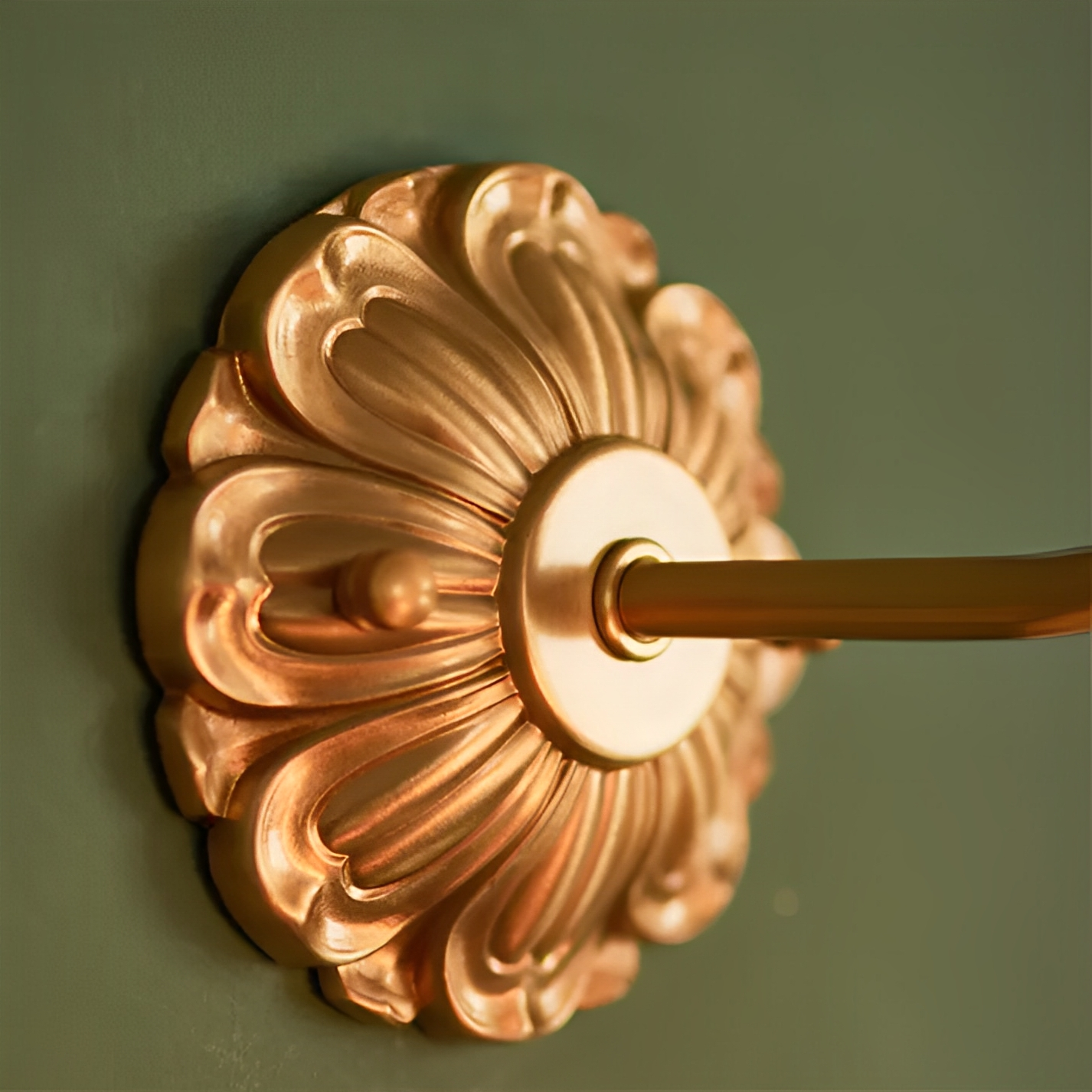 Flora – Wandlampe im Vintage-Stil mit Blüten-Glas und Kupferoptik