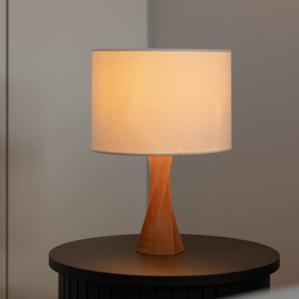 Bringen Sie einen Hauch von Raffinesse in Ihr Zuhause mit dieser modernen Tischlampe aus Holz mit einem einzigartig verdrehten Sockel-Design. Die natürlichen Holztöne und klaren Linien machen sie zu einem vielseitigen Akzentobjekt für Schlafzimmer, Wohnzimmer oder Heimbüros. Mit einem Lampenschirm aus Stoff strahlt diese Lampe ein weiches, warmes Licht aus, das eine einladende und entspannende Atmosphäre schafft. Ihre minimalistische Ästhetik und hochwertige Verarbeitung sorgen dafür, dass sie sich mühelos