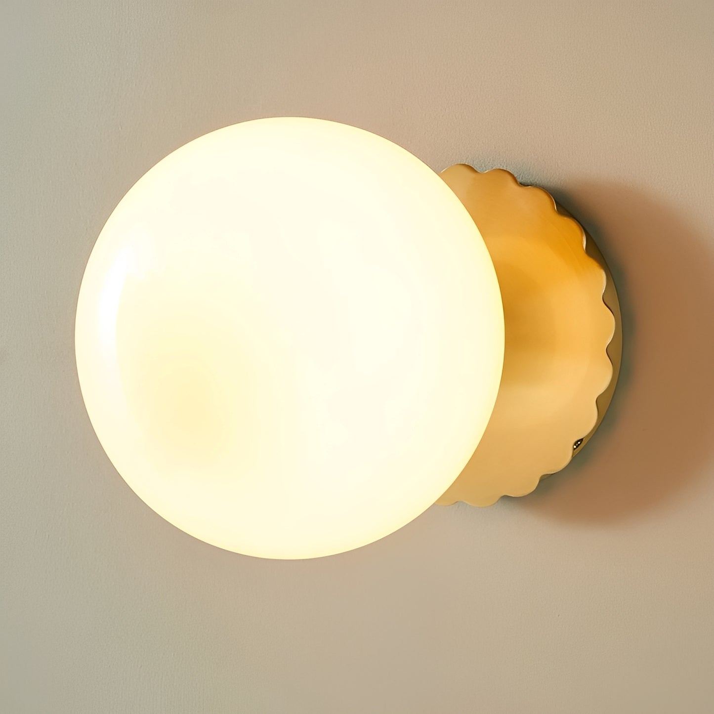 Ylva – Glas-Wandlampe für Wohnzimmer und Schlafzimmer