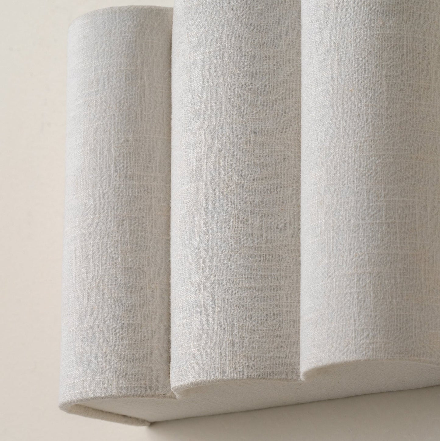 Soni – Stoff-Wandleuchte mit Muschelrand