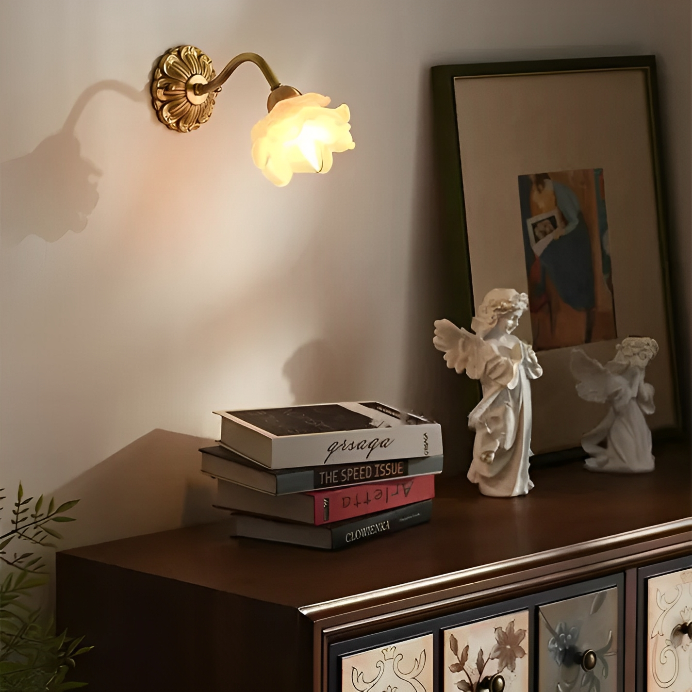 Flora – Wandlampe im Vintage-Stil mit Blüten-Glas und Kupferoptik