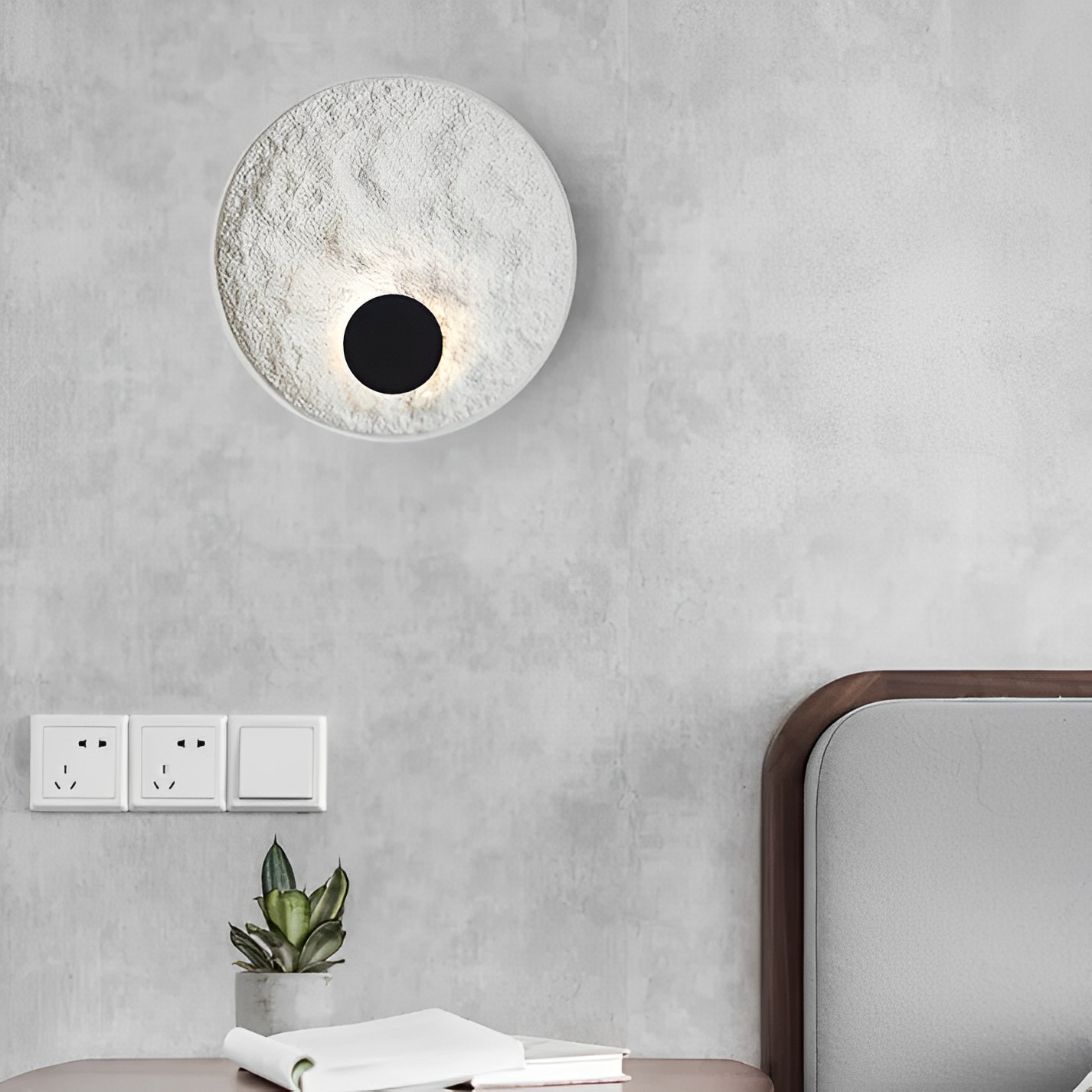 Lunaris – Runde Wandleuchte mit LED und weißem Globus-Design