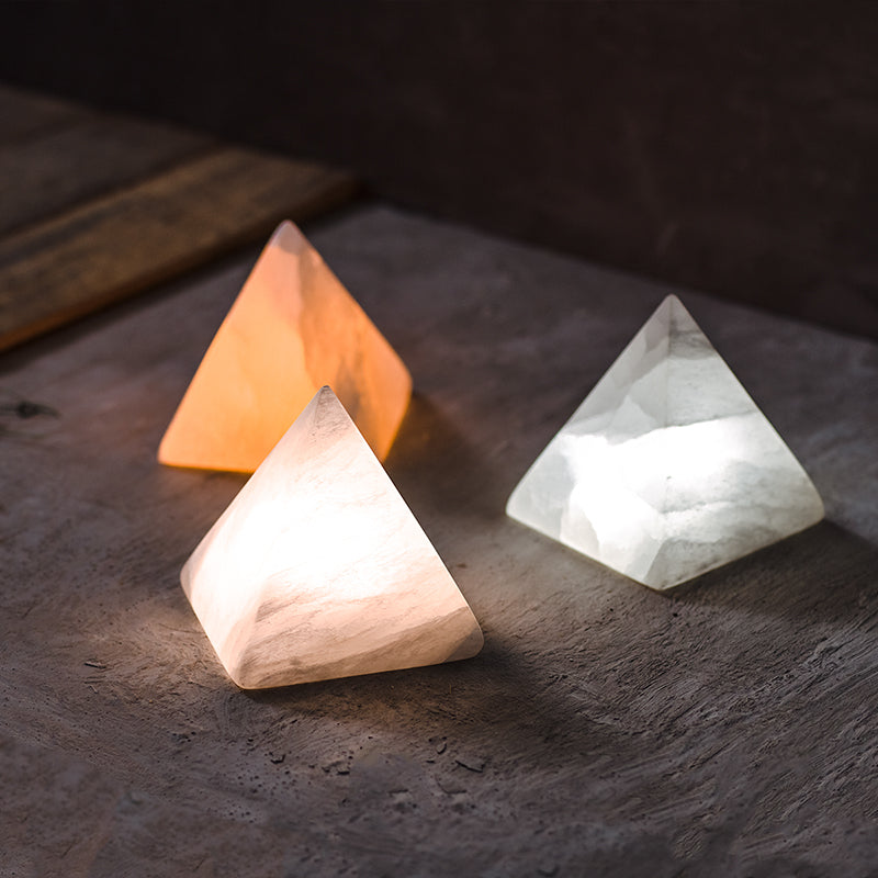 Astra – Naturstein-Pyramidenlampe