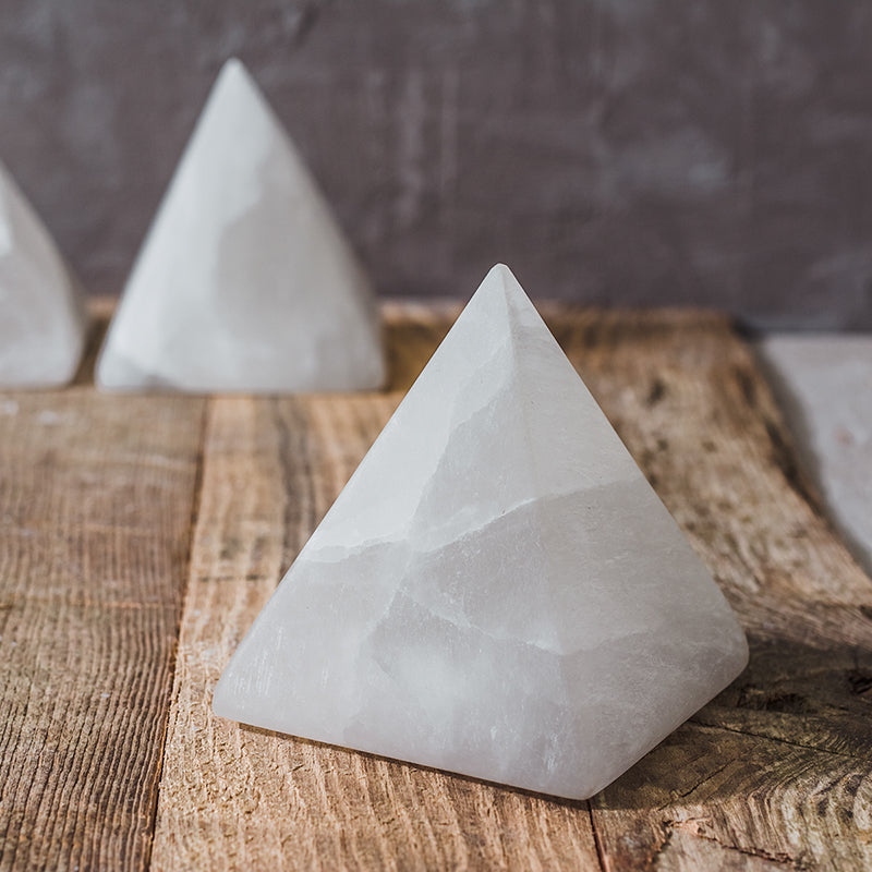 Astra – Naturstein-Pyramidenlampe