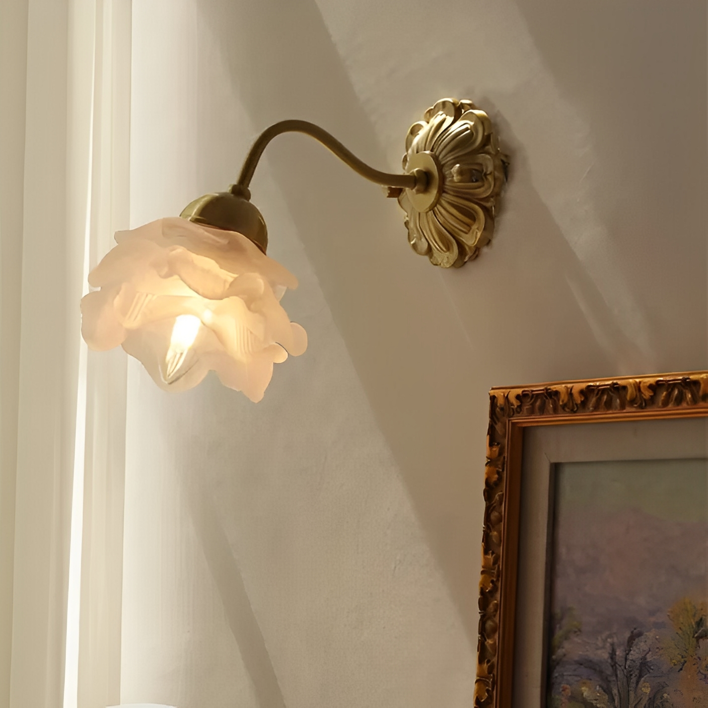 Flora – Wandlampe im Vintage-Stil mit Blüten-Glas und Kupferoptik