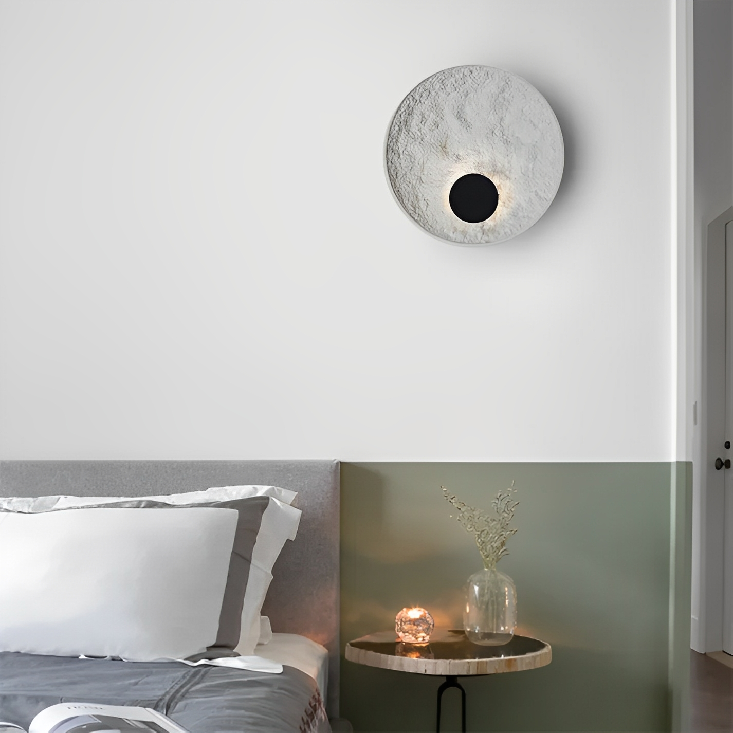 Lunaris – Runde Wandleuchte mit LED und weißem Globus-Design