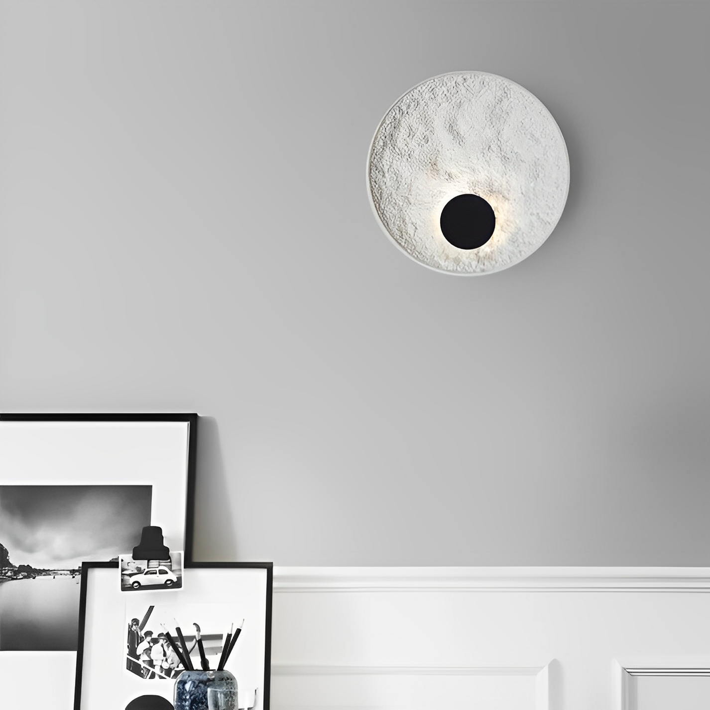 Lunaris – Runde Wandleuchte mit LED und weißem Globus-Design