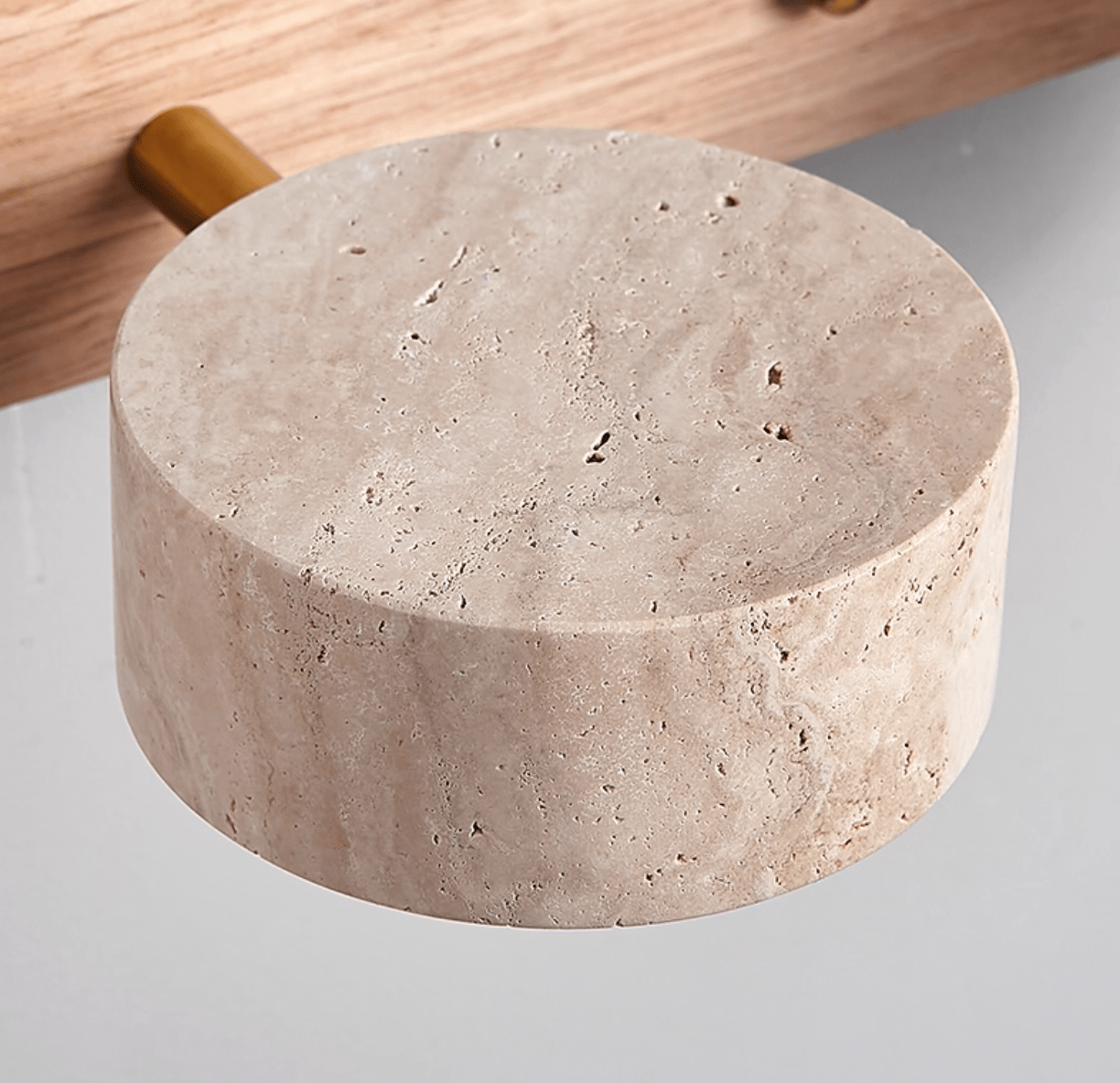 Kira – Wandleuchte aus Holz und Travertin