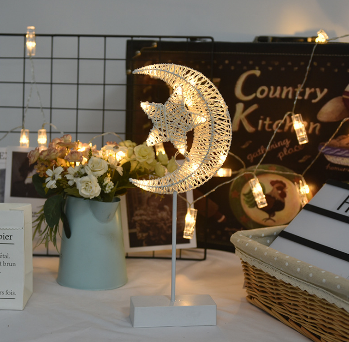 Aurina – Romantische LED-Dekolampe aus Rattan