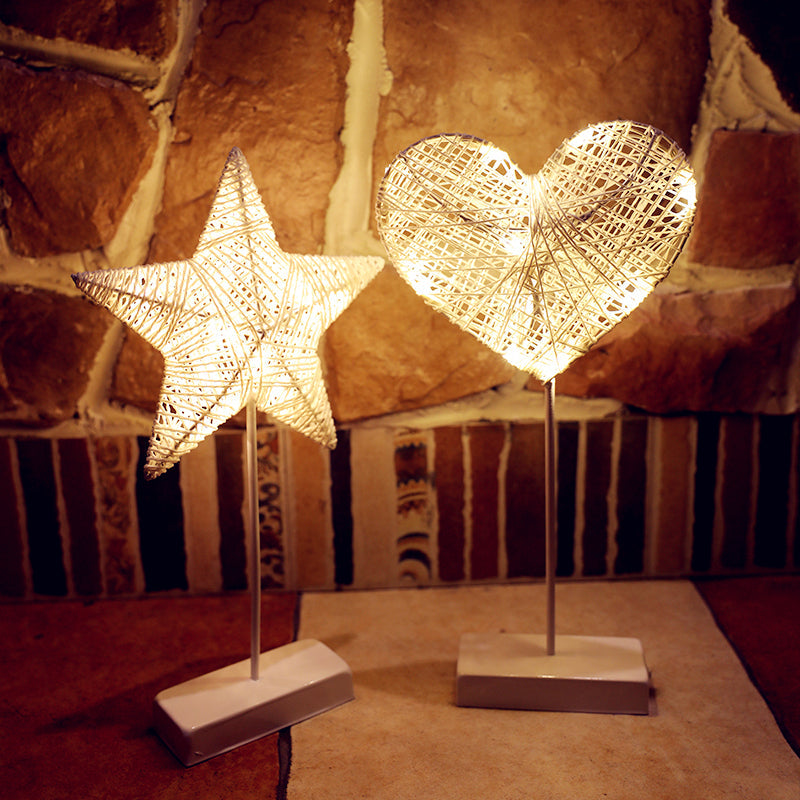 Aurina – Romantische LED-Dekolampe aus Rattan