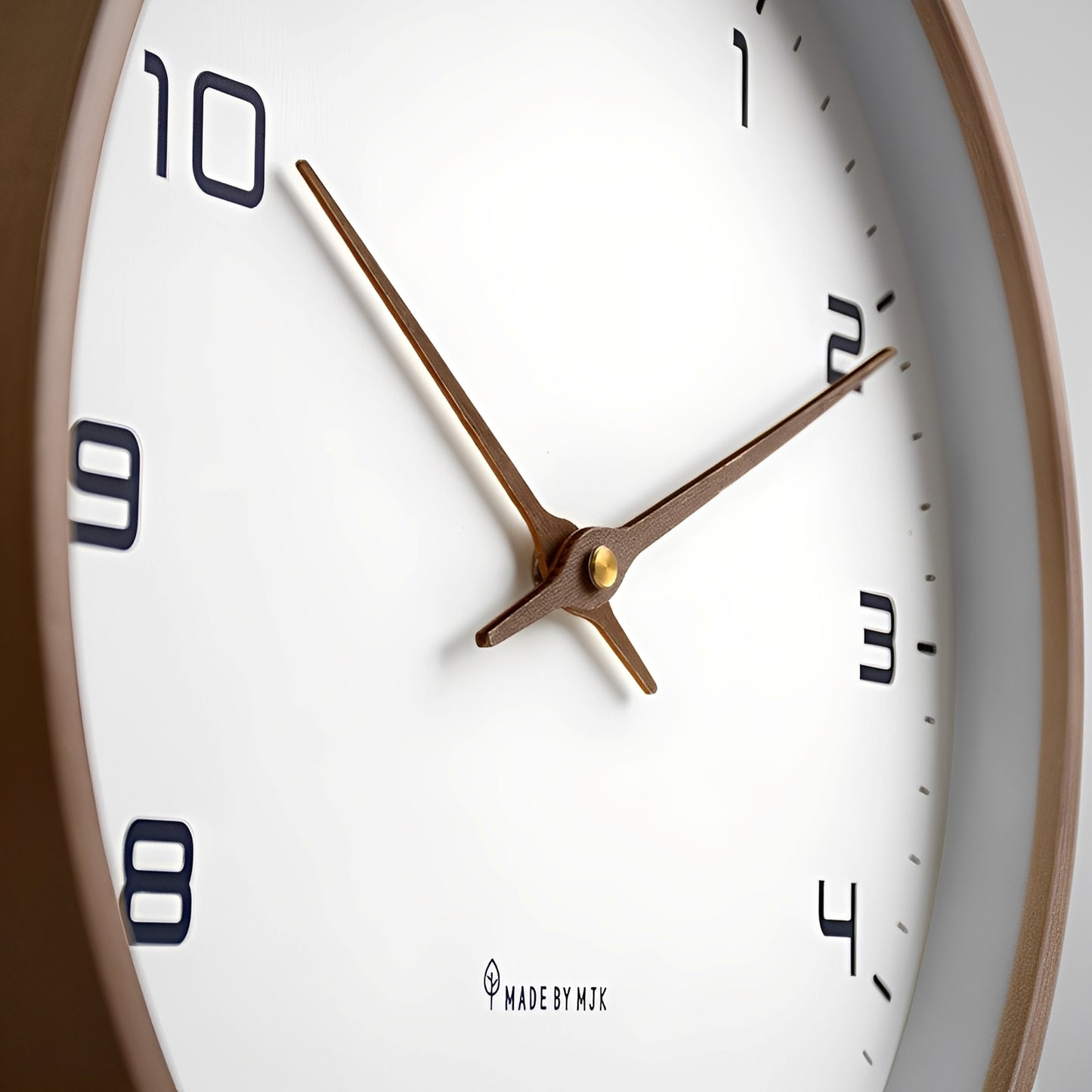 Nordik – Geräuschlose Wanduhr aus Massivholz