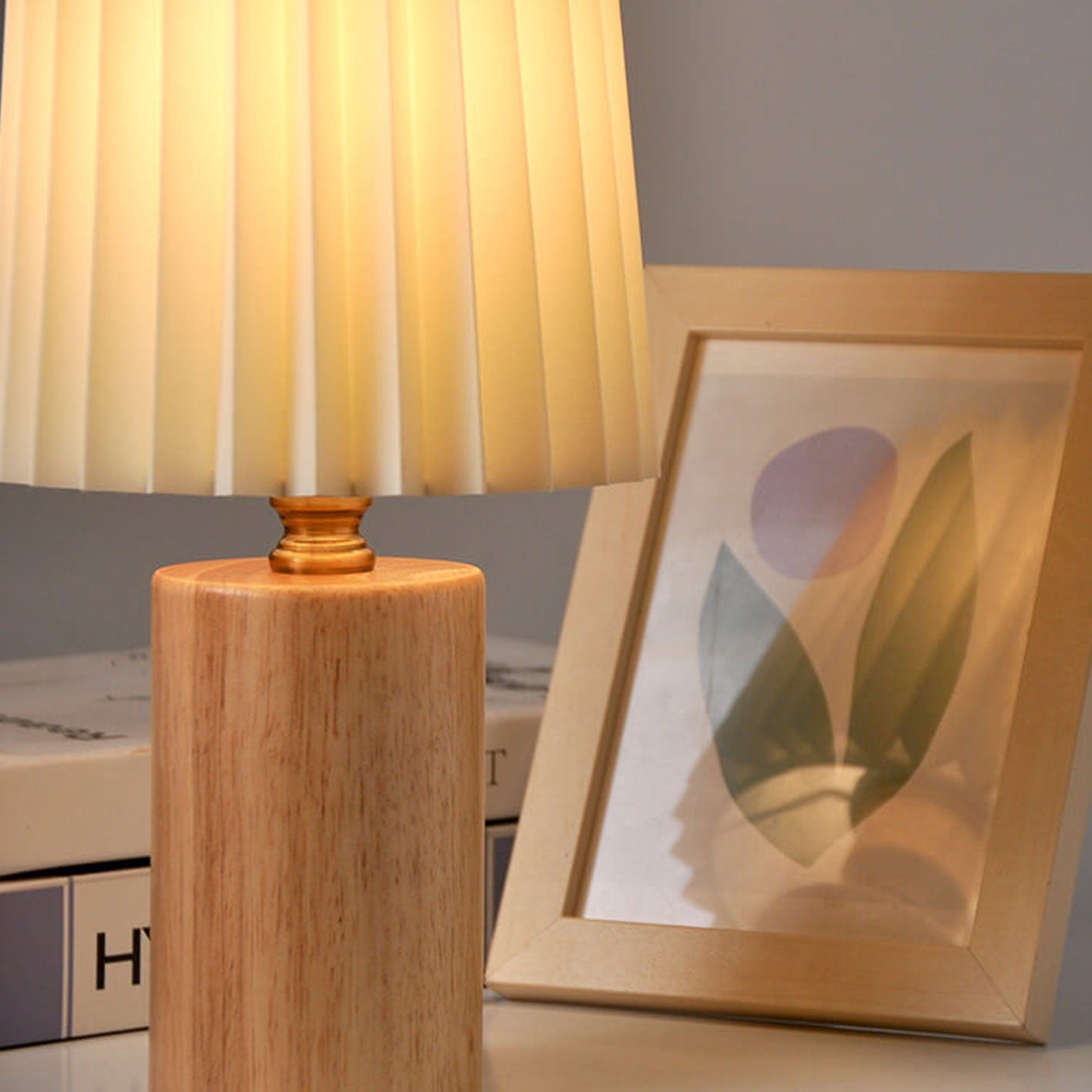 Claudia – Französische Nachttischlampe im klassischen Stil
