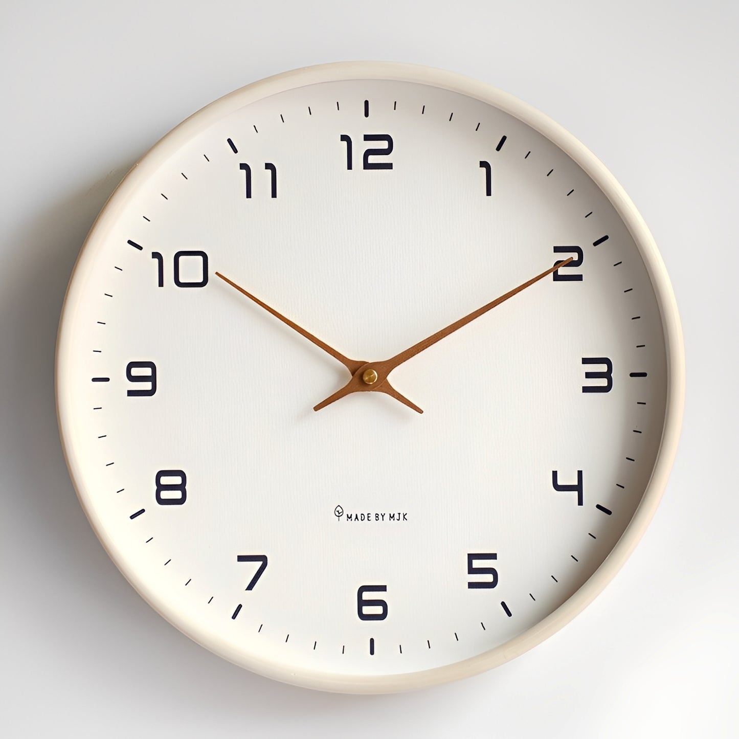 Nordik – Geräuschlose Wanduhr aus Massivholz