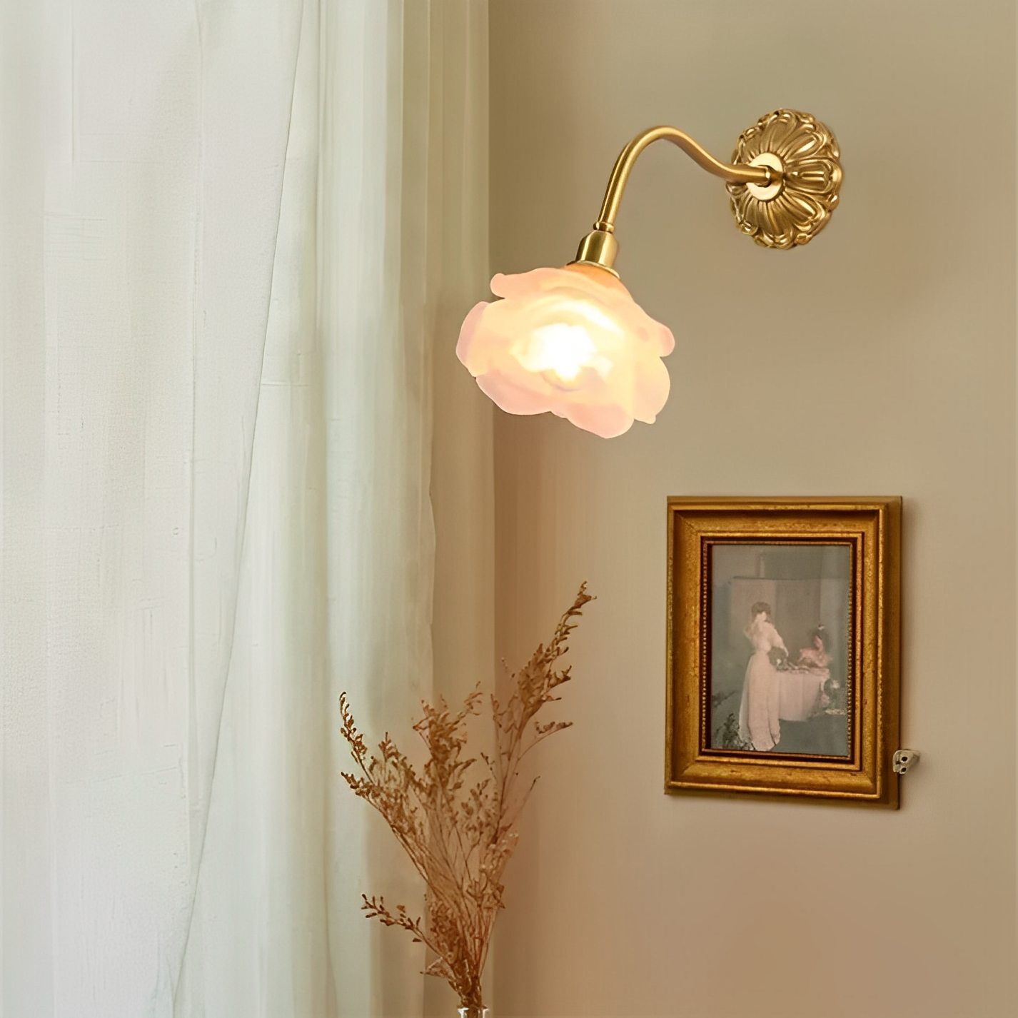 Flora – Wandlampe im Vintage-Stil mit Blüten-Glas und Kupferoptik