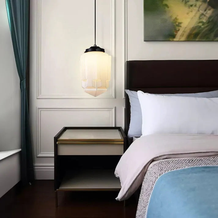 Liv – Alte weiße Glaslampe mit geometrischem Design