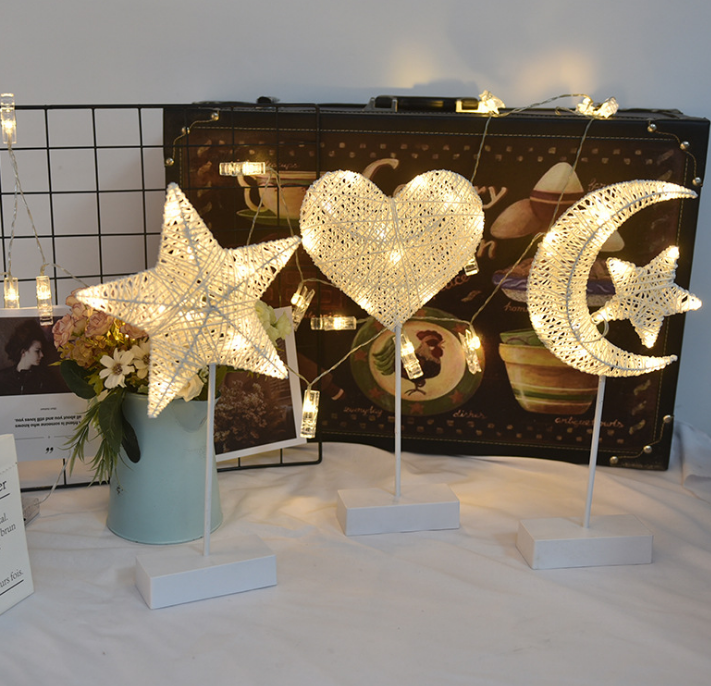 Aurina – Romantische LED-Dekolampe aus Rattan