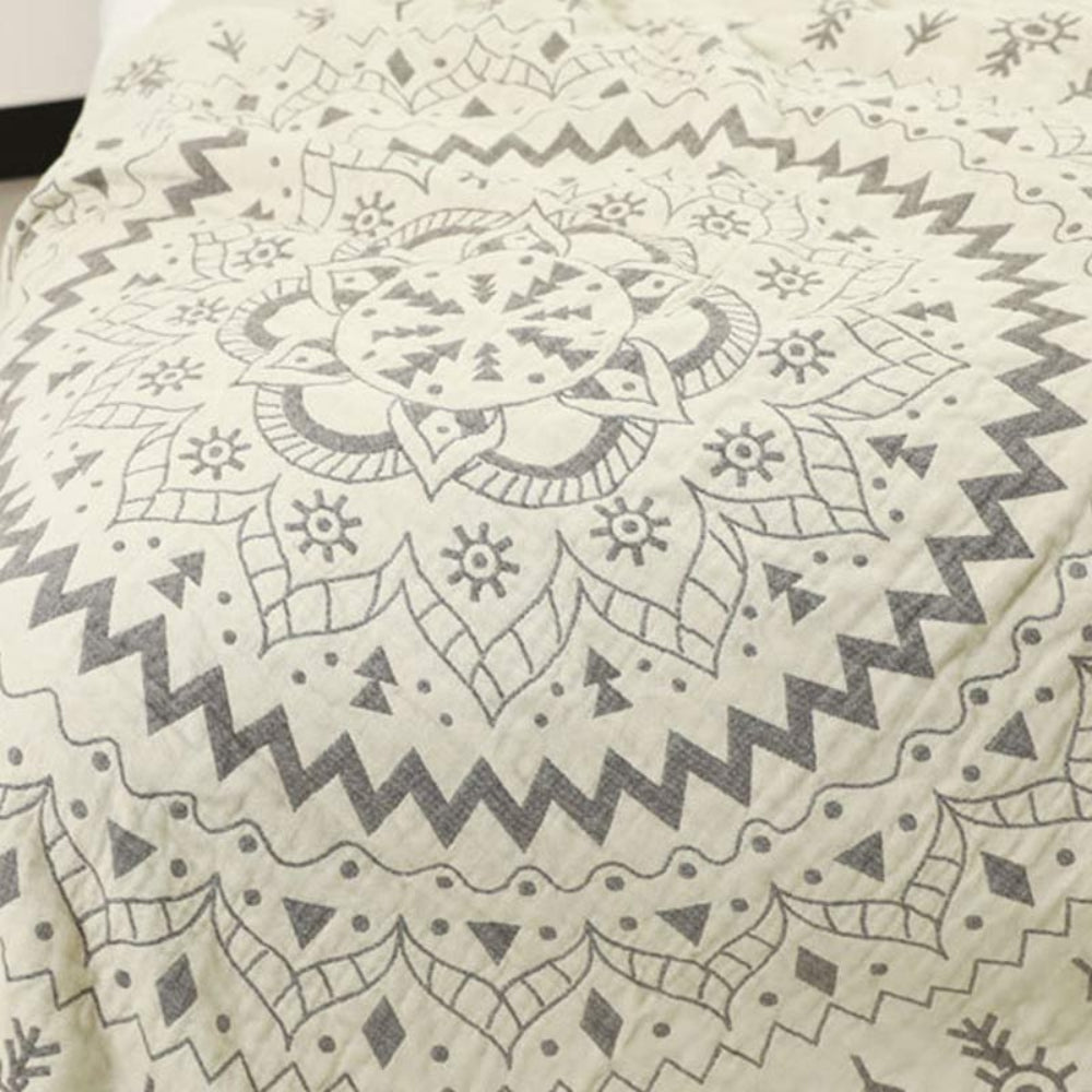 Malte – Tagesdecke mit beigem und grauem Muster