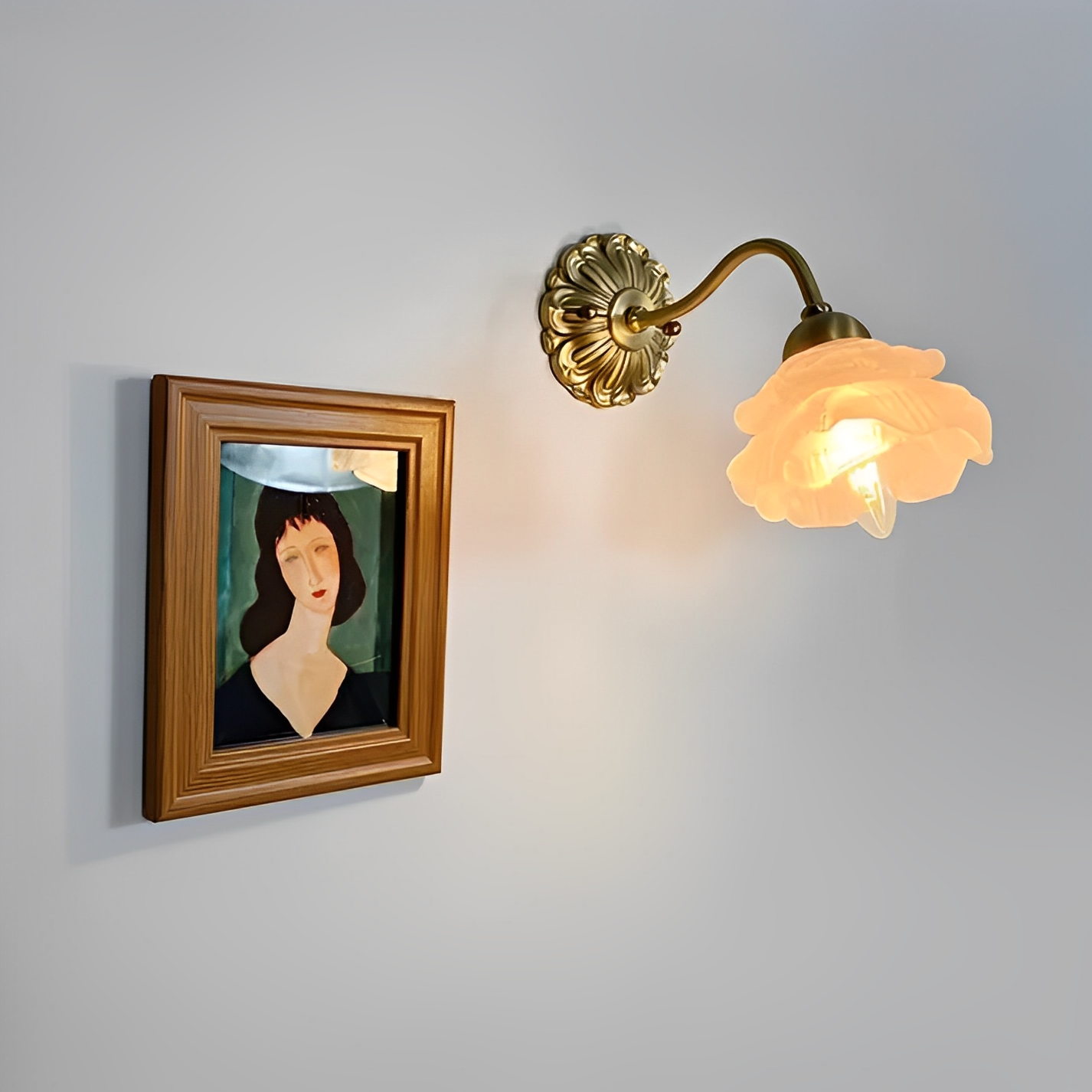 Flora – Wandlampe im Vintage-Stil mit Blüten-Glas und Kupferoptik