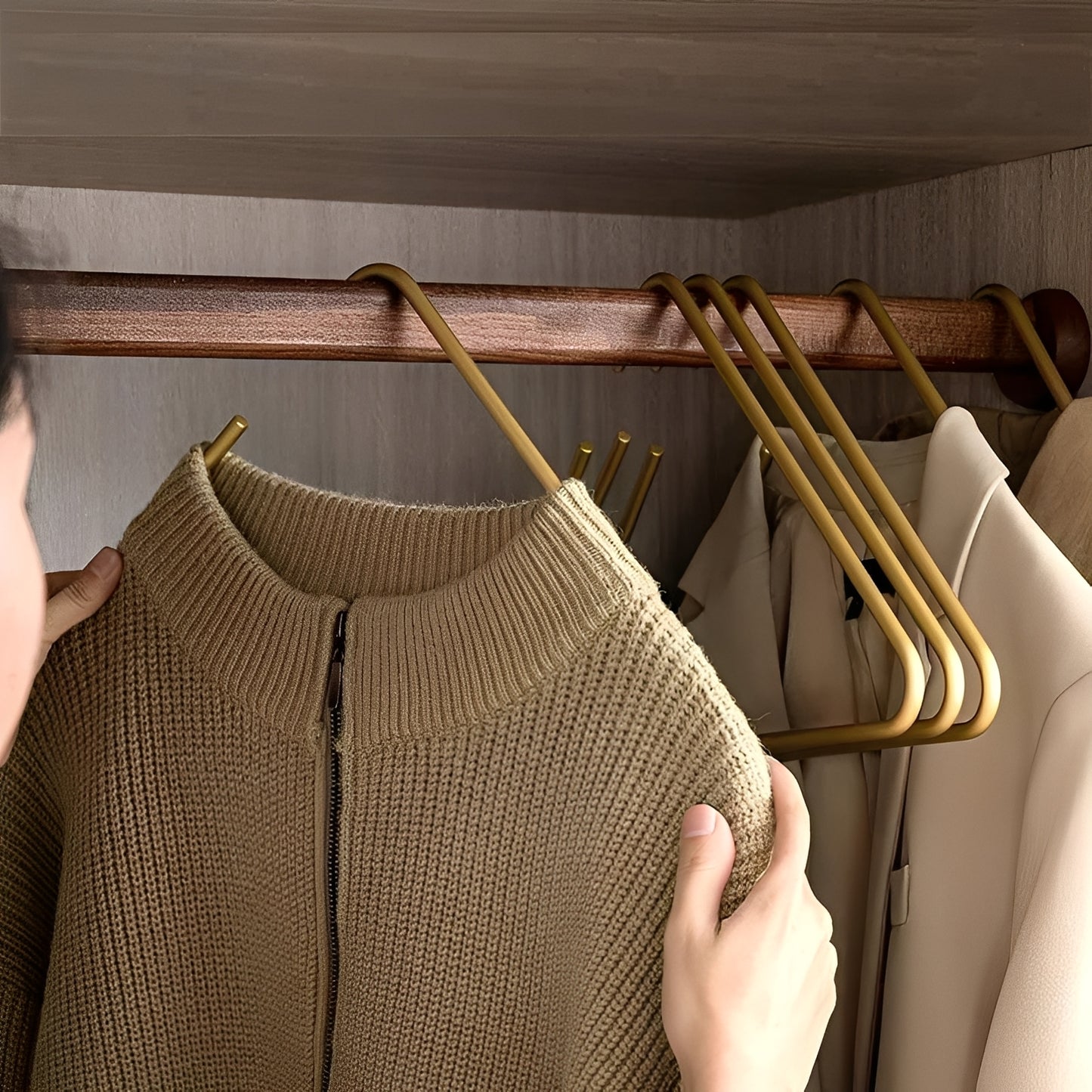 Hikari – Moderner Hängerständer in Gold & Silber