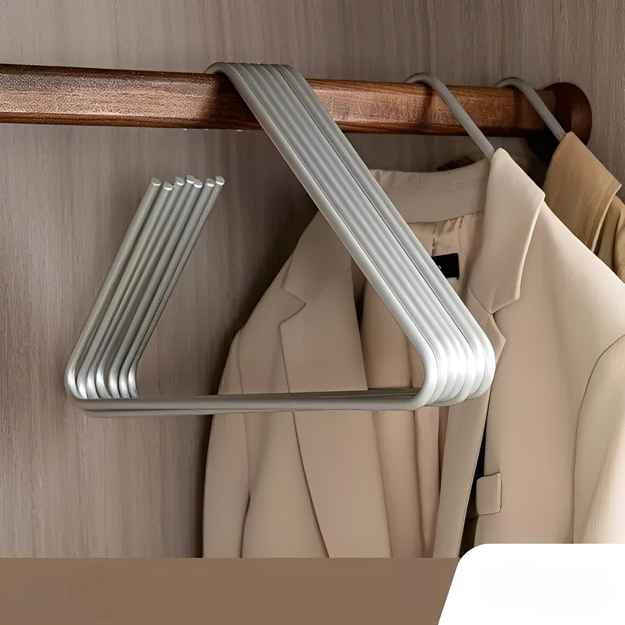 Hikari – Moderner Hängerständer in Gold & Silber