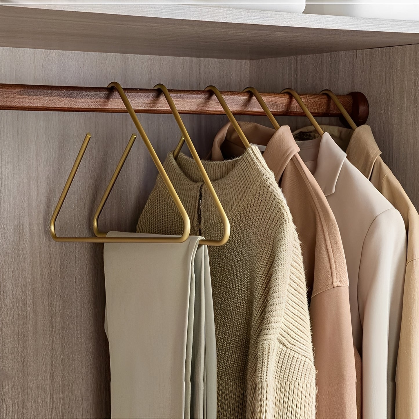 Hikari – Moderner Hängerständer in Gold & Silber
