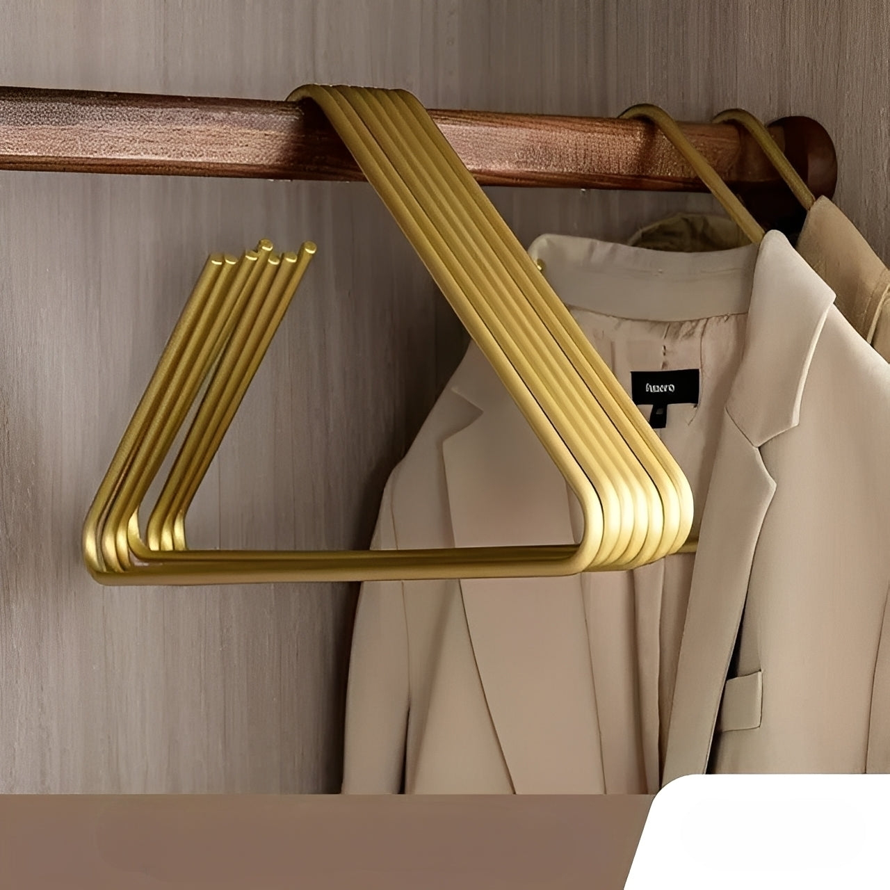 Hikari – Moderner Hängerständer in Gold & Silber