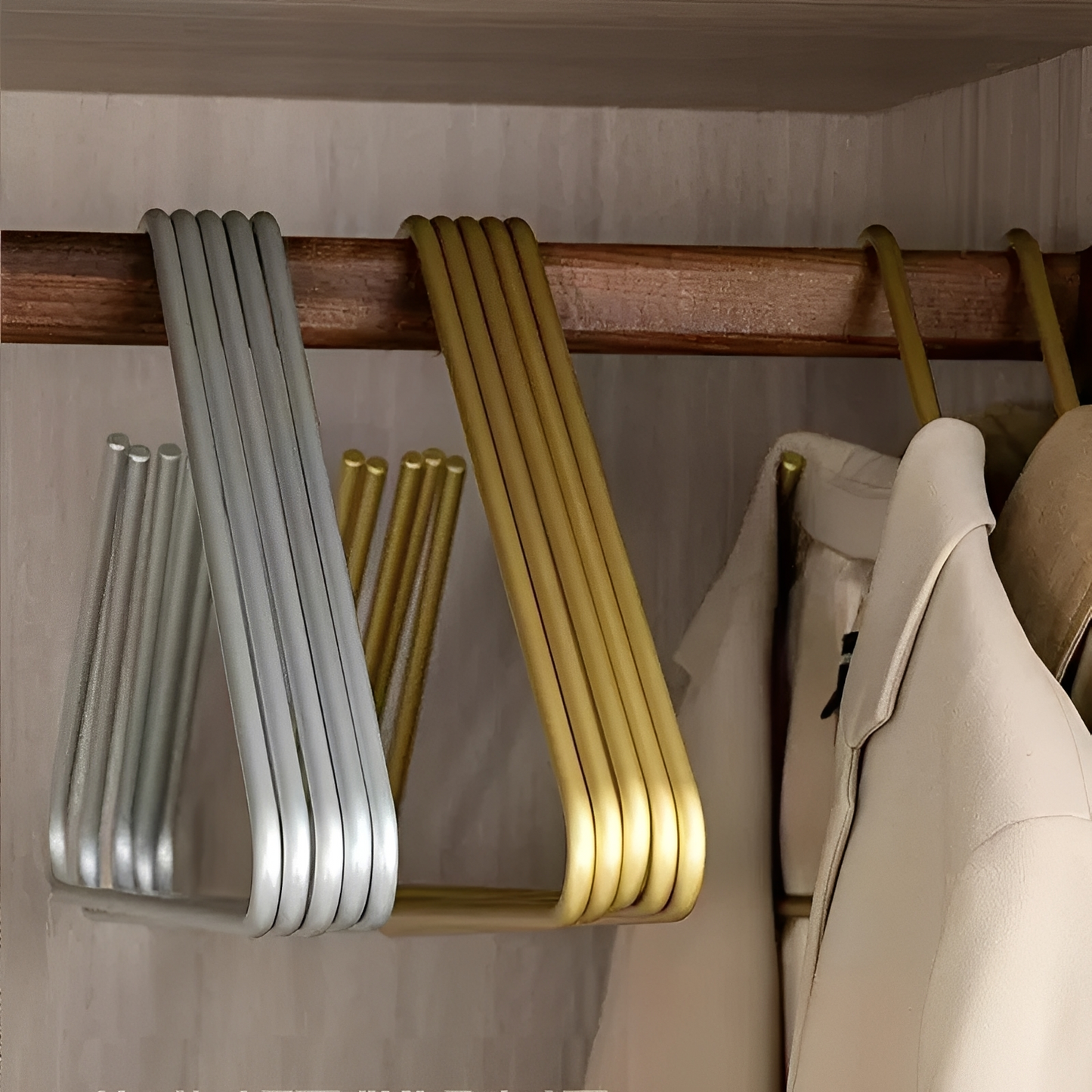 Hikari – Moderner Hängerständer in Gold & Silber