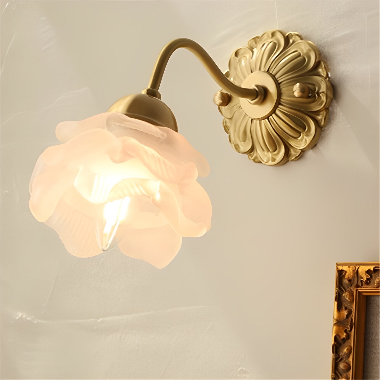Flora – Wandlampe im Vintage-Stil mit Blüten-Glas und Kupferoptik
