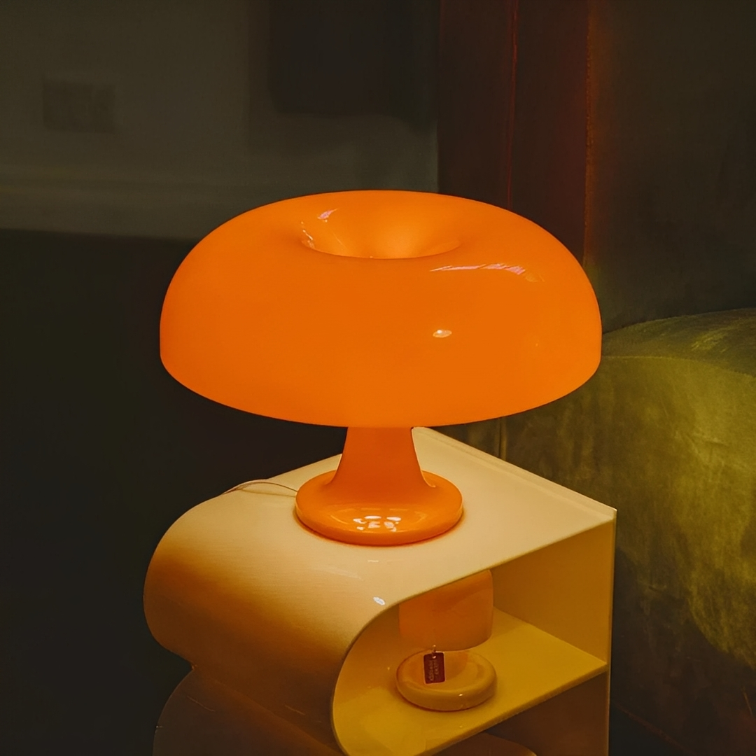 Mira – Dimm­bare Pilz Tischlampe mit USB