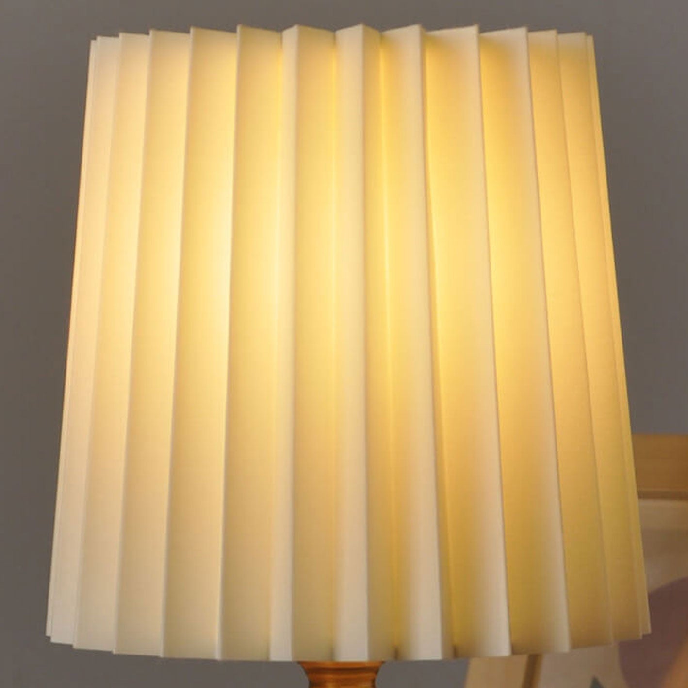 Claudia – Französische Nachttischlampe im klassischen Stil