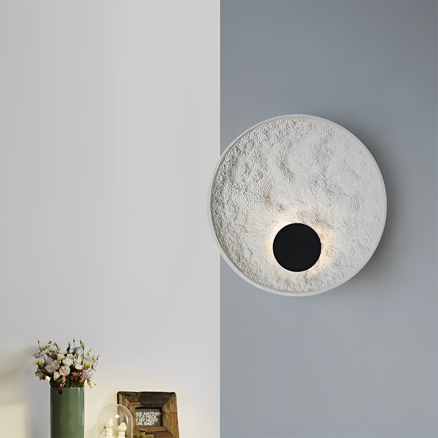 Lunaris – Runde Wandleuchte mit LED und weißem Globus-Design