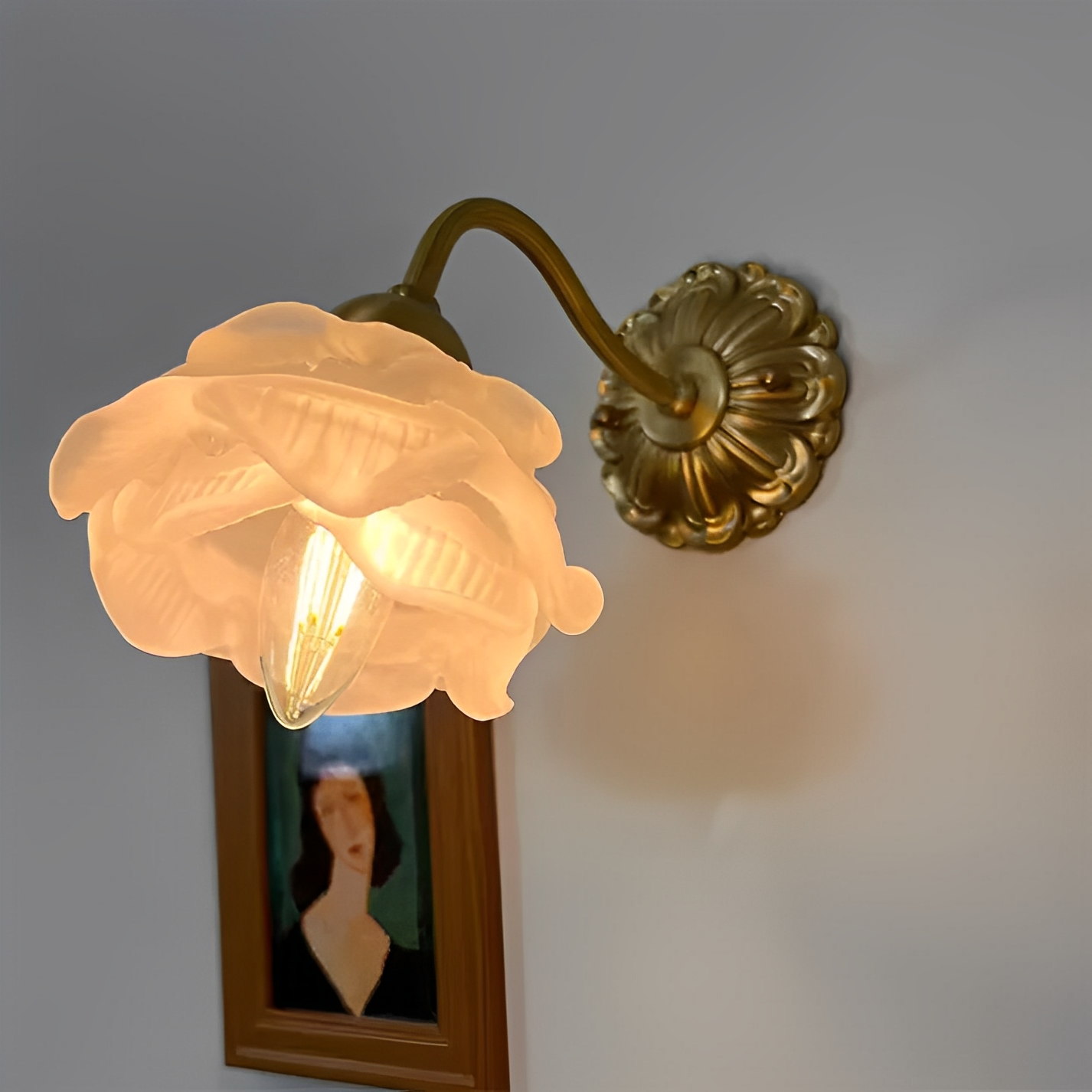 Flora – Wandlampe im Vintage-Stil mit Blüten-Glas und Kupferoptik
