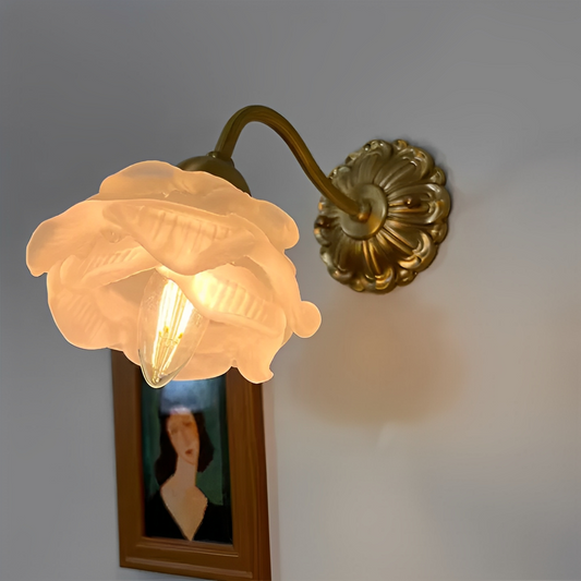 Flora – Wandlampe im Vintage-Stil mit Blüten-Glas und Kupferoptik