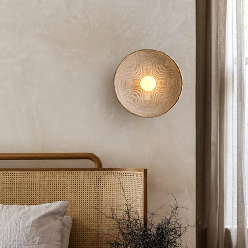 Haru – Dekorative Nachttisch-Wandlampe