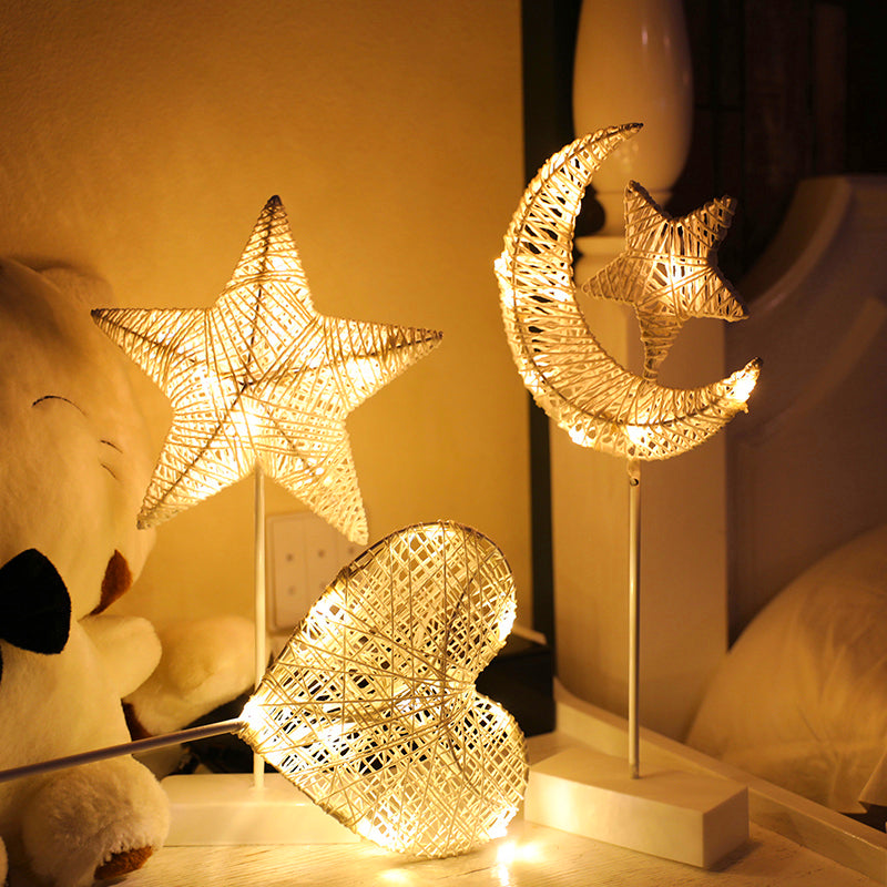 Aurina – Romantische LED-Dekolampe aus Rattan