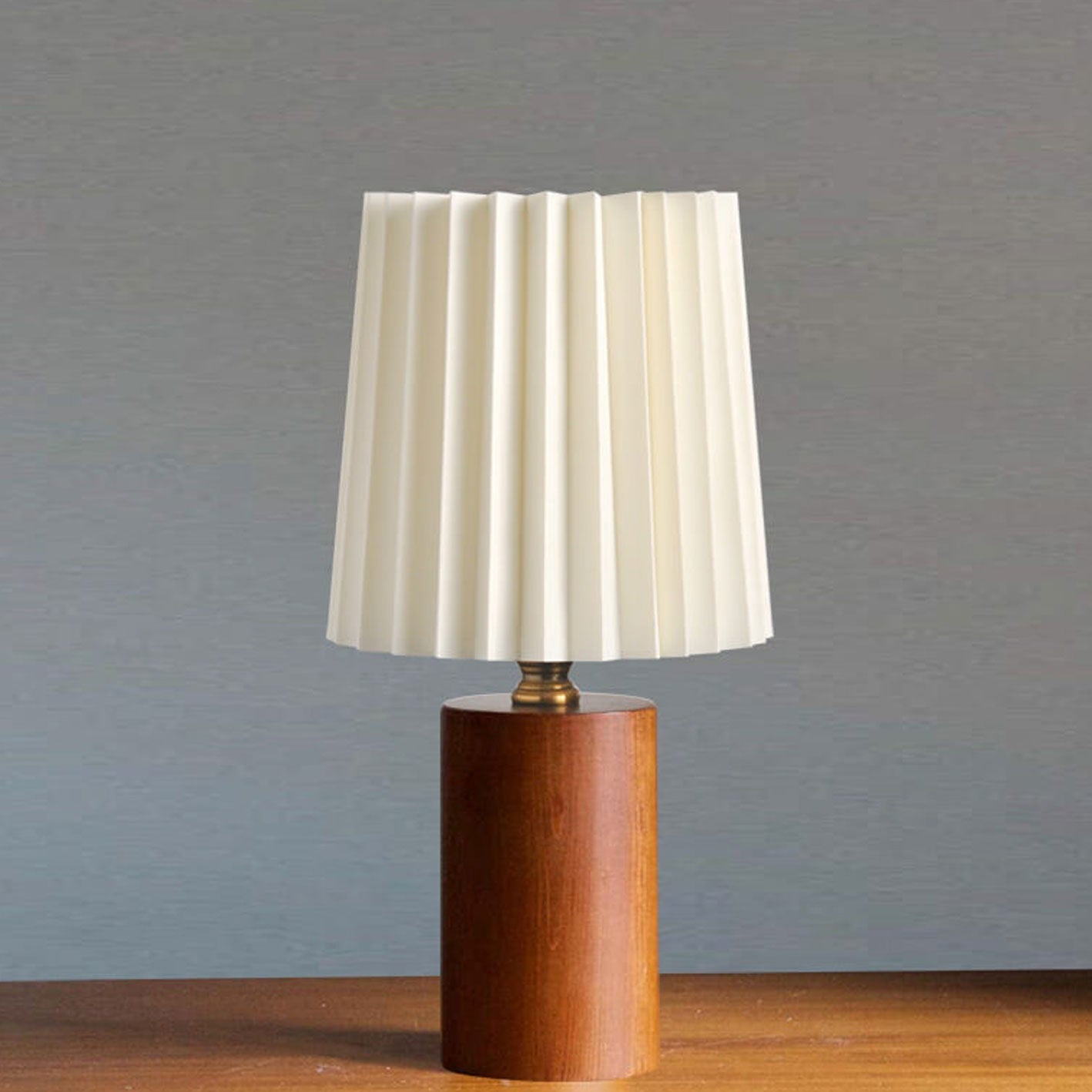 Claudia – Französische Nachttischlampe im klassischen Stil