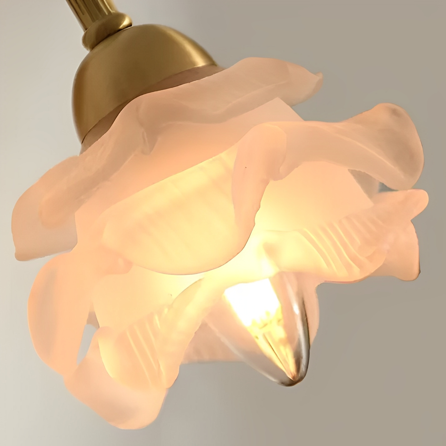 Flora – Wandlampe im Vintage-Stil mit Blüten-Glas und Kupferoptik