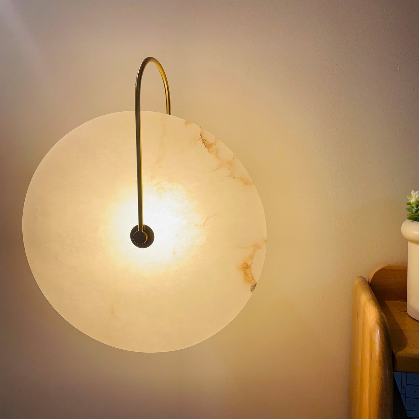 Aveline – LED-Wandleuchte aus Alabasterstein