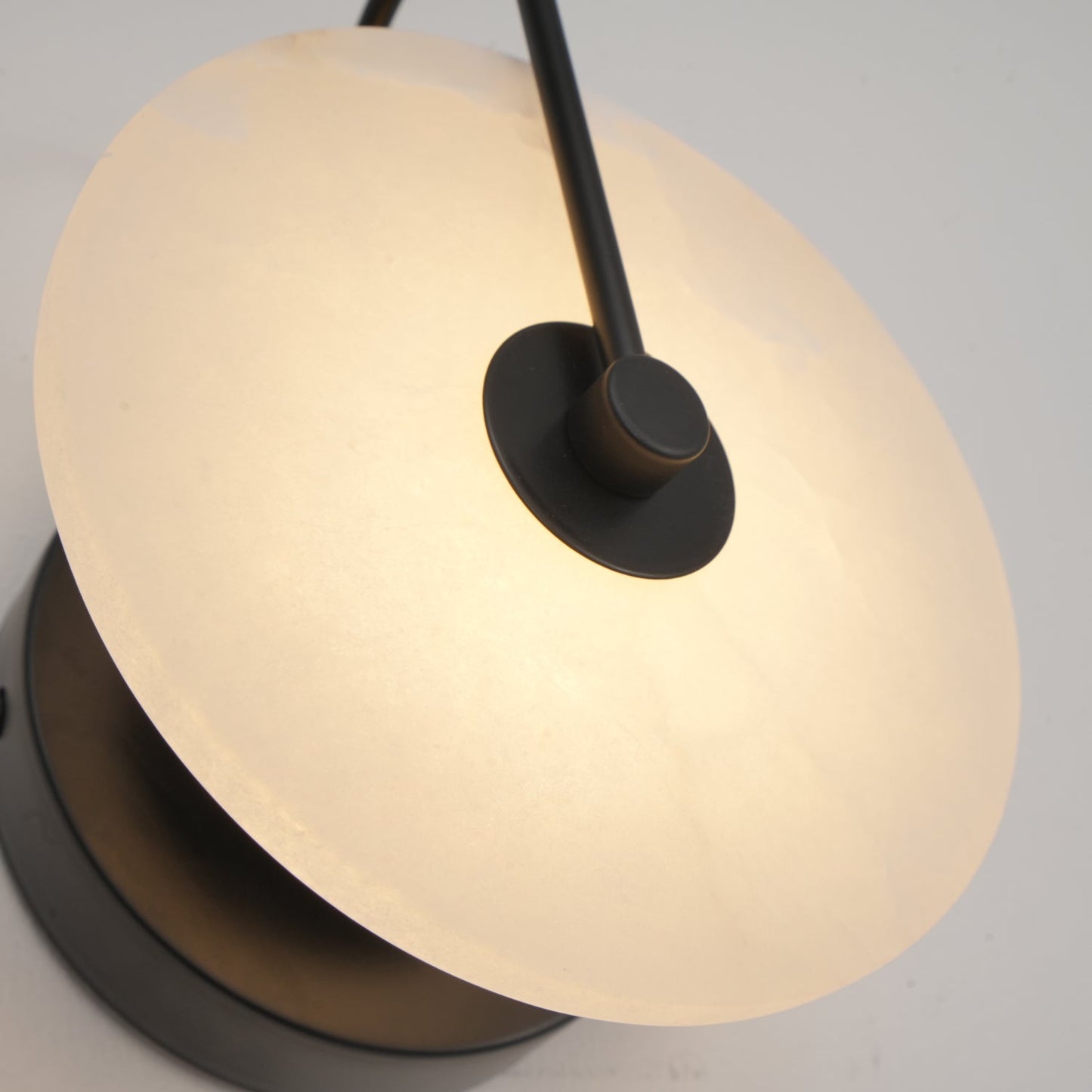 Aveline – LED-Wandleuchte aus Alabasterstein