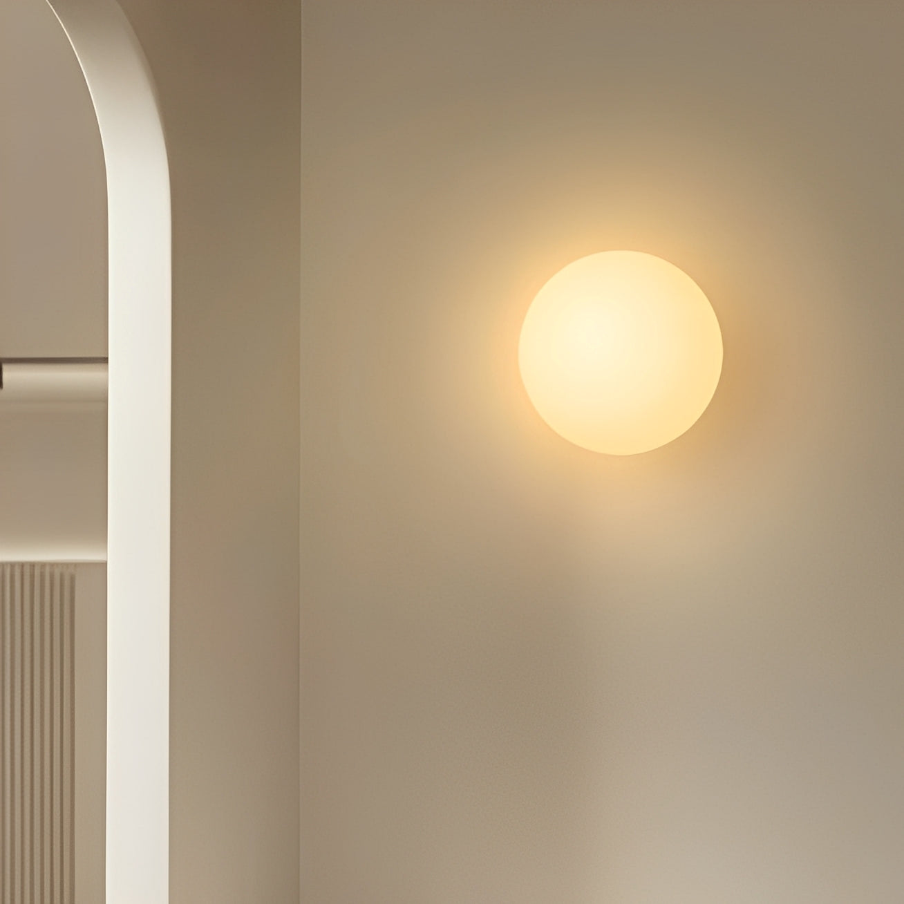 Mira – Minimalistische Glaskugel-Wandlampe