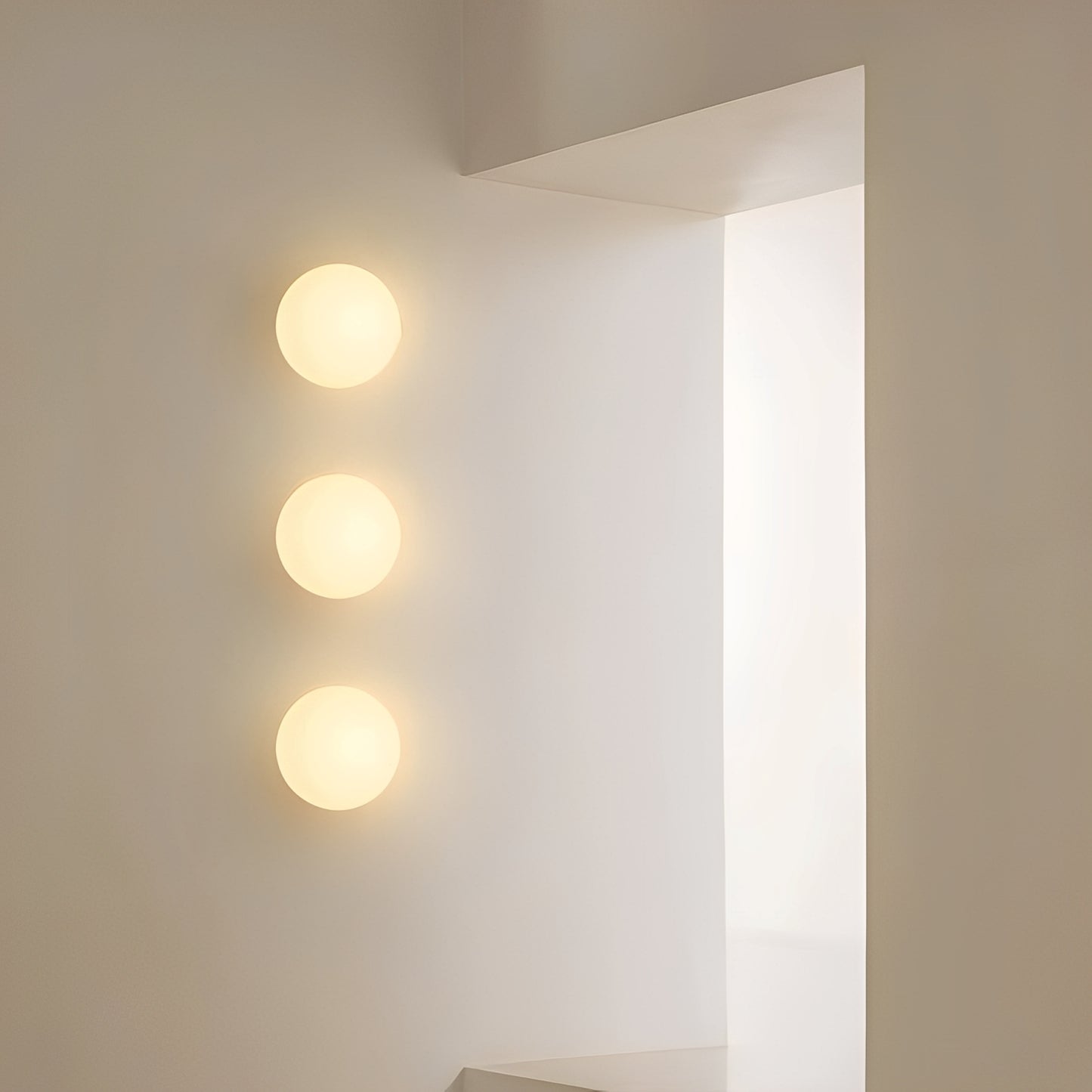Mira – Minimalistische Glaskugel-Wandlampe