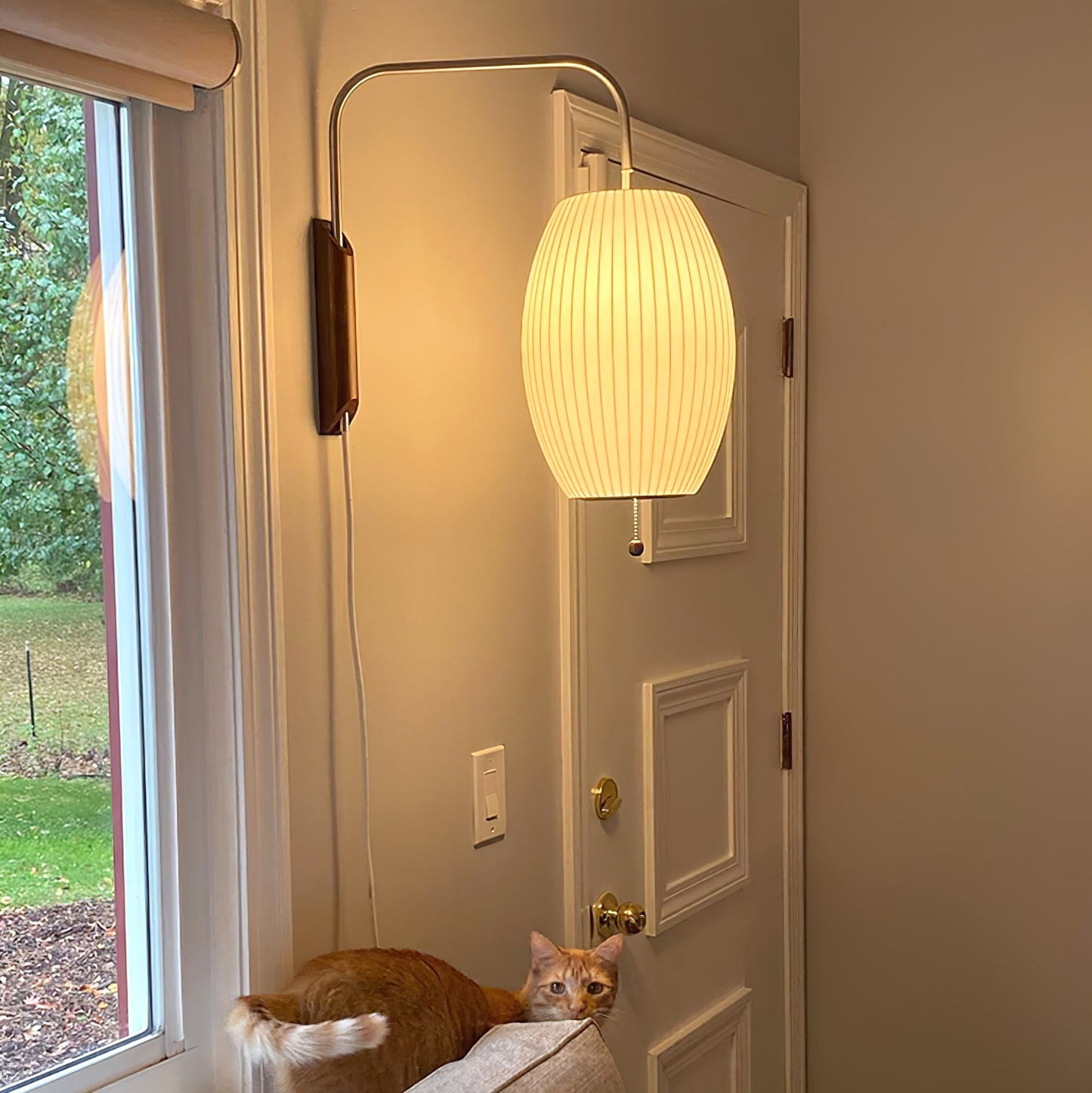 Isolde – Kreative Wandleuchte in Seidenoptik