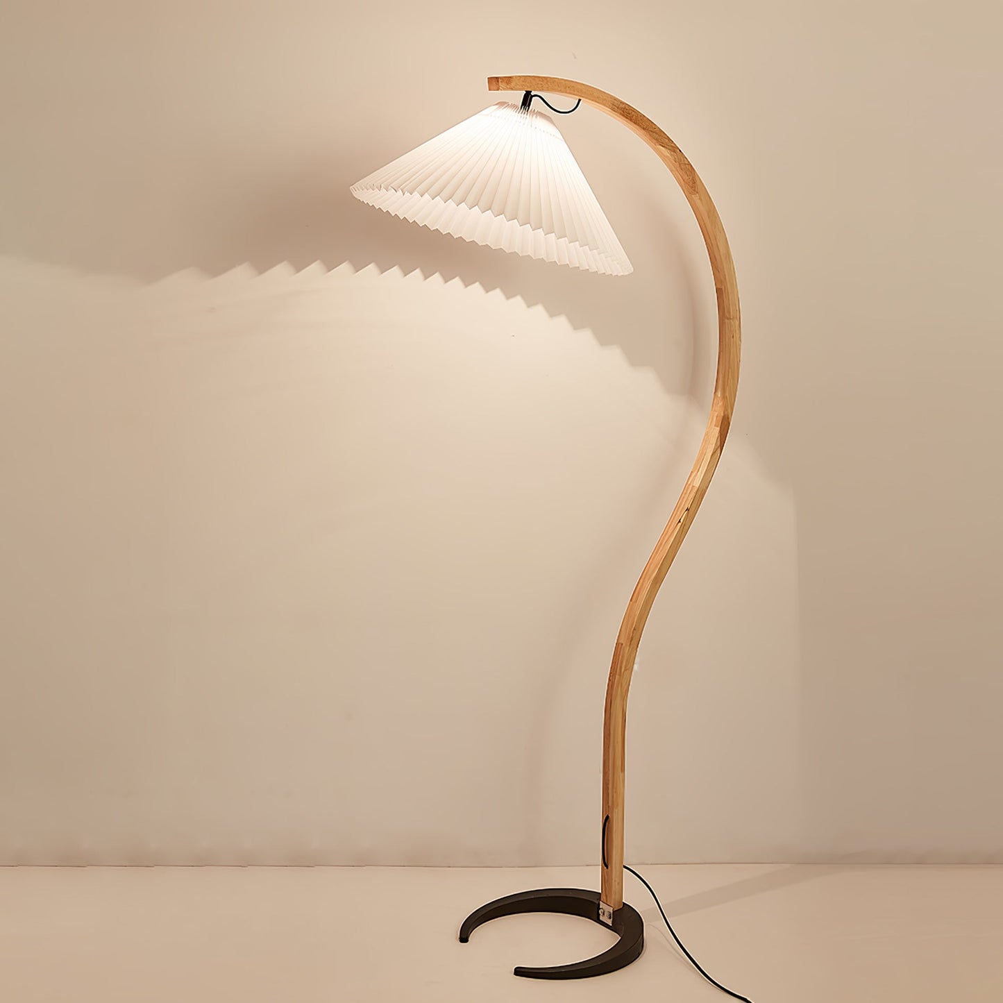 Selina – Nordische Stehlampe im Retro-Stil