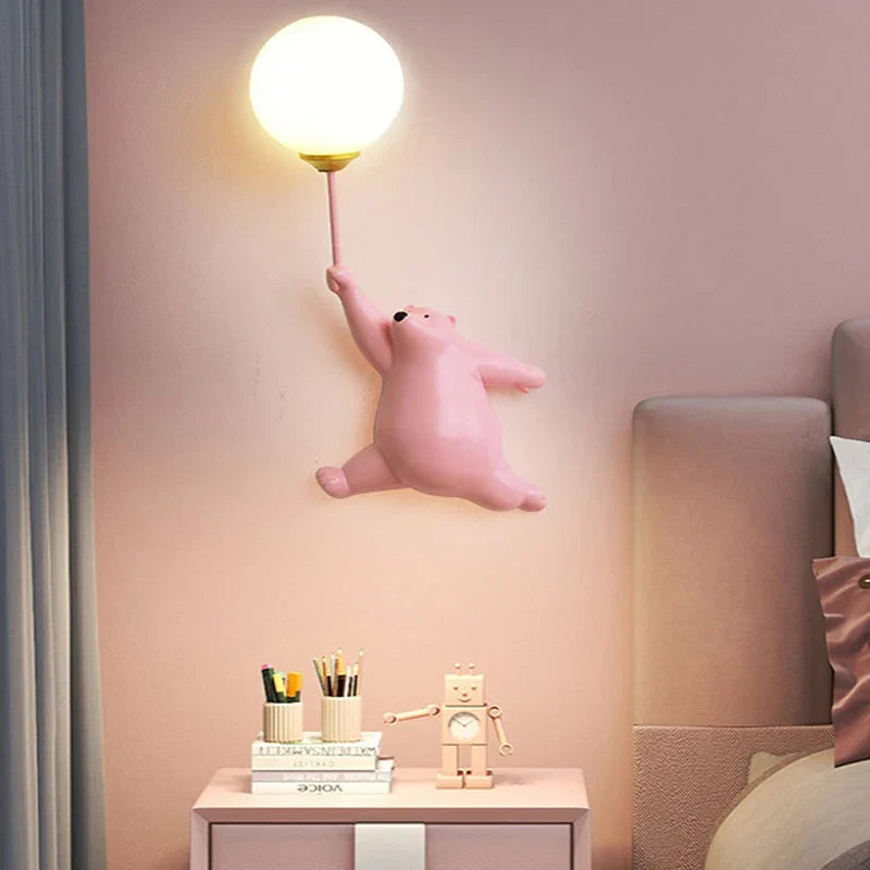 Niedliche Wandlampe mit Bär, der im Ballon hängt