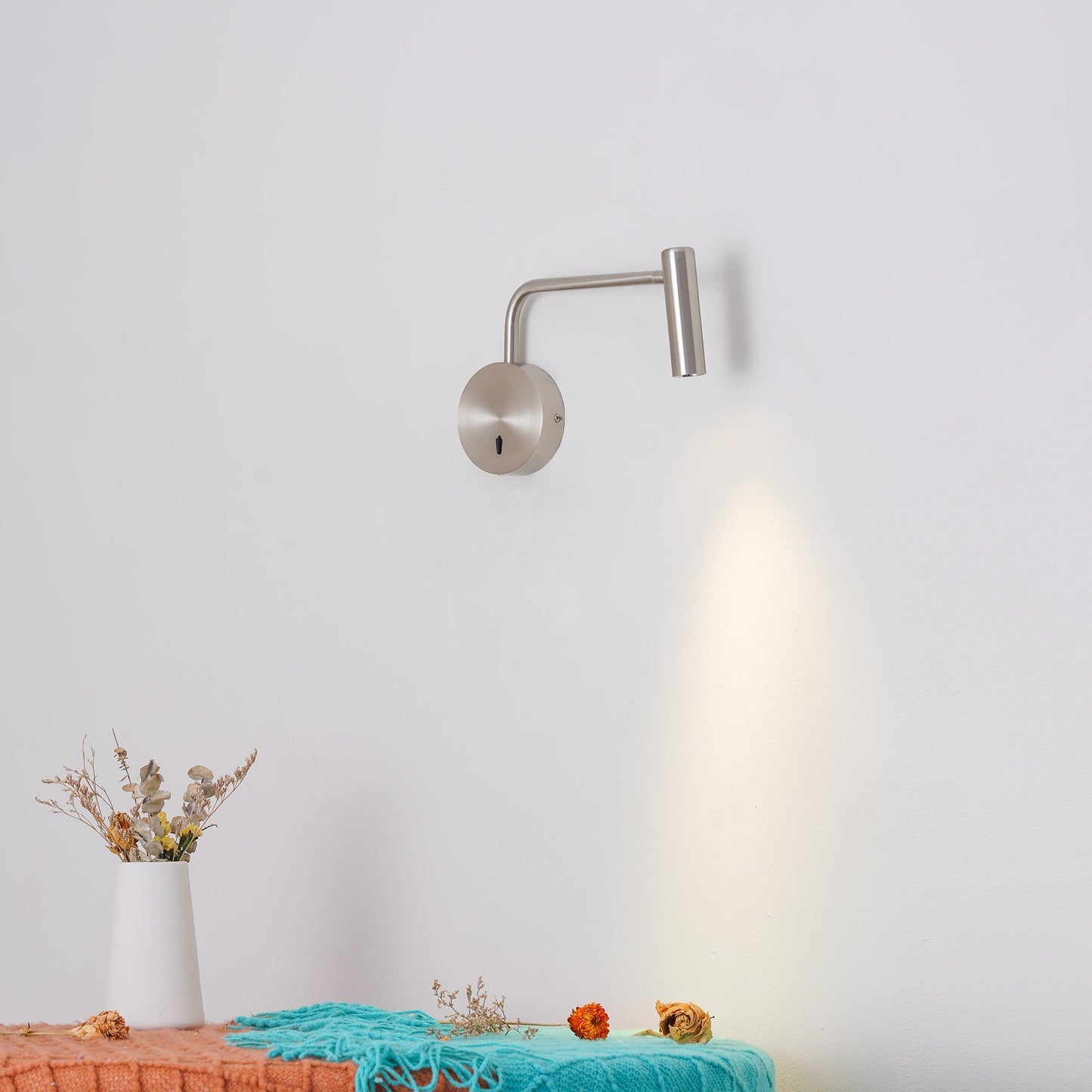 Niva – Runde LED Wandleuchte mit Spotfunktion