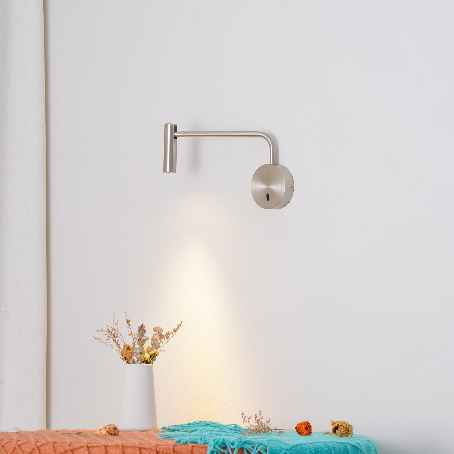 Niva – Runde LED Wandleuchte mit Spotfunktion