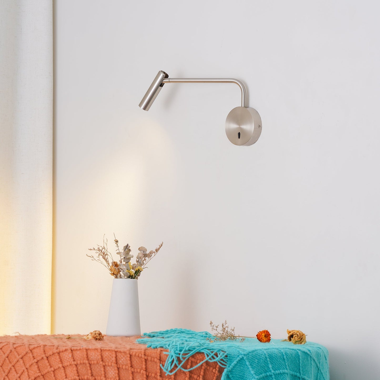 Niva – Runde LED Wandleuchte mit Spotfunktion